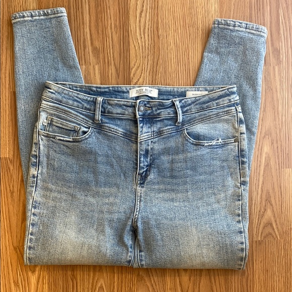 JUDY BLUE light wash skinny jeans - Picture 2 of 6